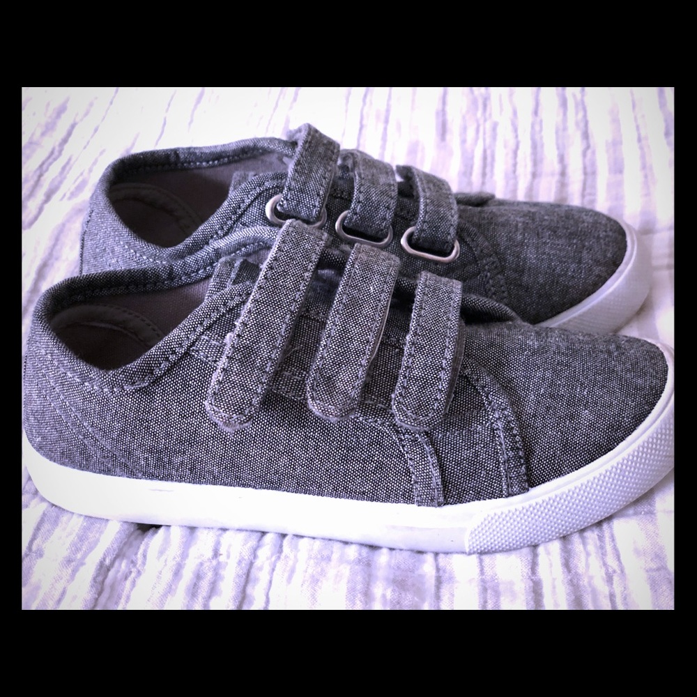Grey toddler size 11 shoes 👟